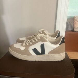 Women’s veja sneakers, size us 7, EUR 38, good condition worn twice